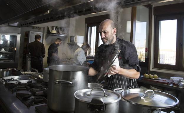 El cocinero zamorano Luis Alberto Lera, jefe de cocina del restaurante Lera, situado en Castroverde de Campos, Zamora. 