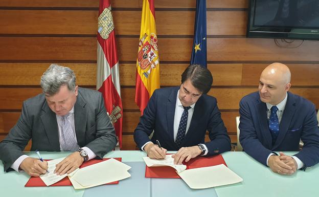 Momento de la firma del convenio entre Enrique Pascual y Juan Carlos Suárez-Quiñones. 