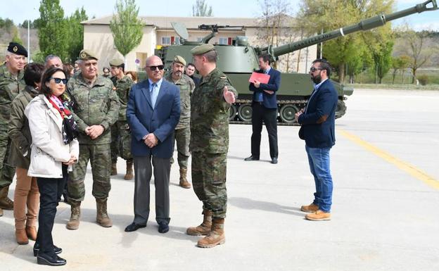 La ministra Robles en la base de Castrillo del Val. 