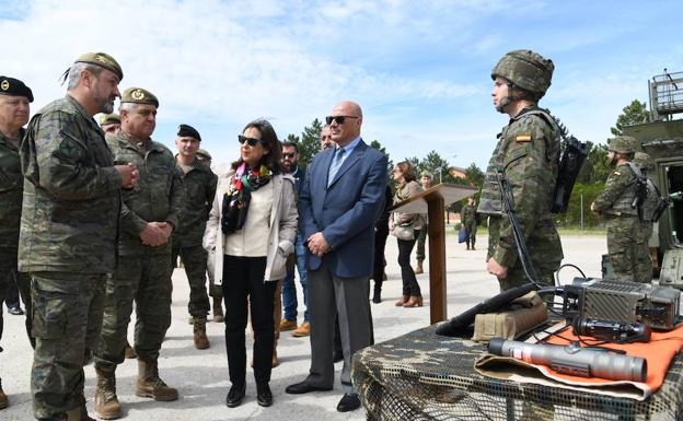 La ministra de Defensa en funciones, Margarita Robles, visitando la base militar de Castrillo del Val. 