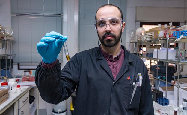 Saúl Vallejos, en su laboratorio de la Universidad de Burgos. 