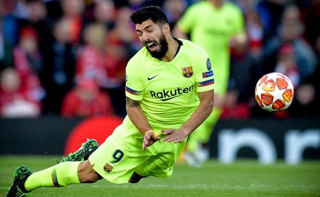 Luis Suárez, durante el partido ante el Liverpool en Anfield. 