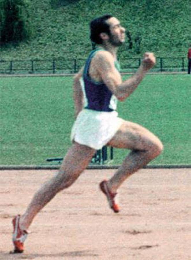 El ex ministro y ex vicepresidente del Gobierno tiene un destacado pasado como velocista, llegando a bajar de los 11 segundos en los 100 metros. En la imagen, Rubalcaba durante la época en la que hacía atletismo en la Universidad