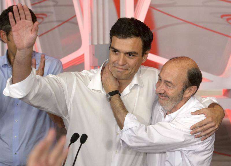 Rubalcaba abraza a Pedro Sánchez después de que este fuera elegido Secretario General del PSOE en julio de 2014.