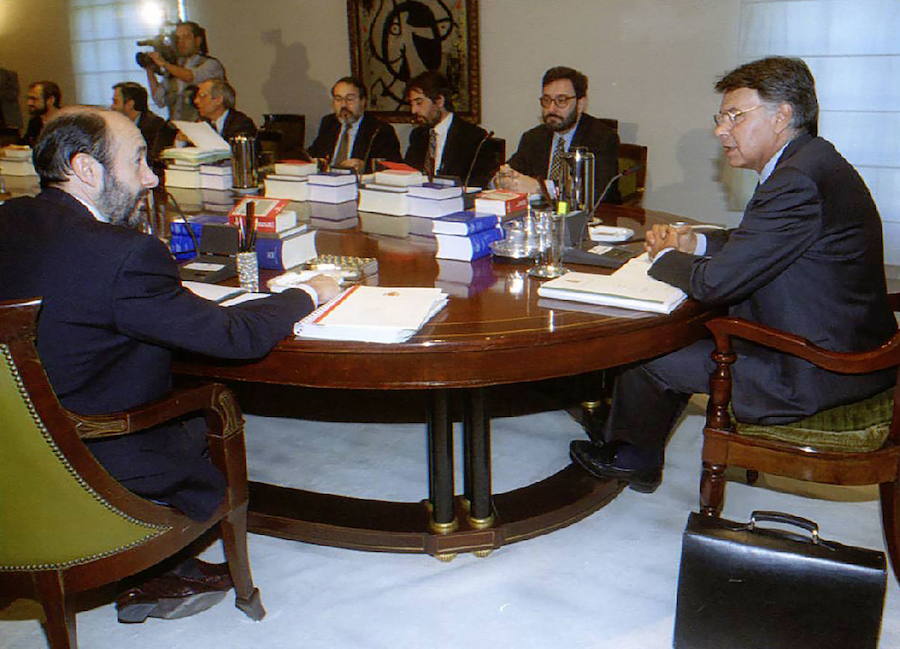 Felipe González conversa en mayo de 1994 con su entonces ministro de la Presidencia, Alfredo Pérez Rubalcaba. 
