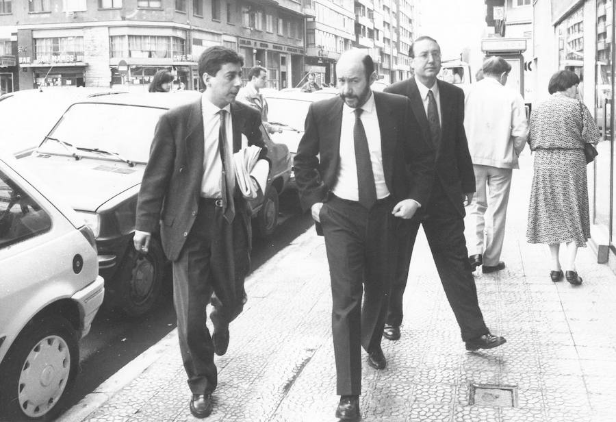 Alfredo Pérez Rubalcaba (c), con Julio Neira (i) y Antonio Pallarés, en Santander en 1993.