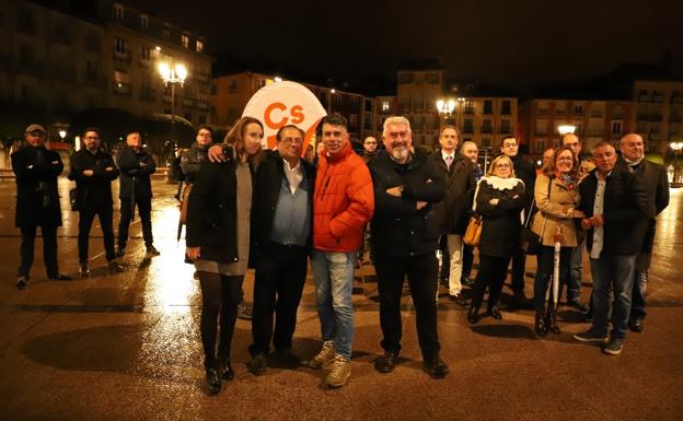 Los candidatos han estado arropados por afiliados naranjas