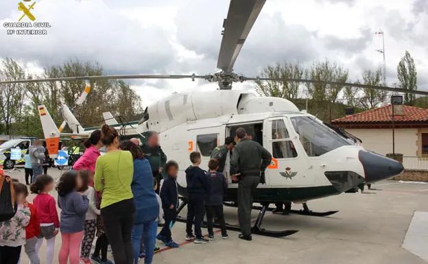 Los niños a la espera de subirse al helicóptero. 