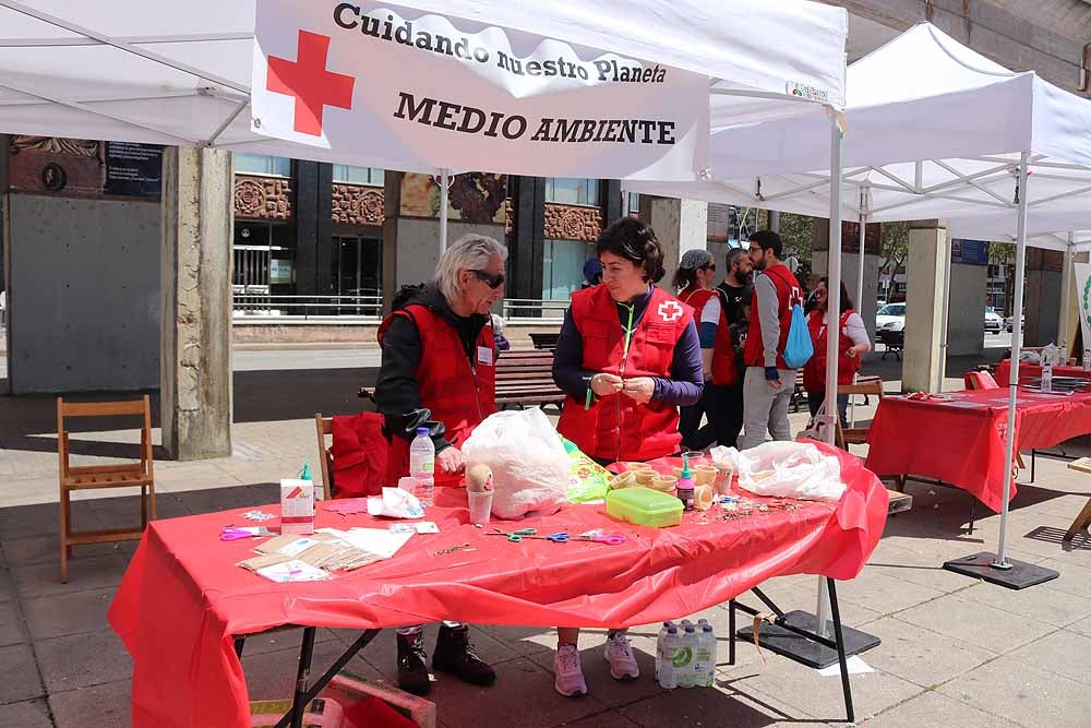 Cruz Roja Burgos ha organizado una jornada de convivencia en la Plaza de España para dar a conocer su trabajo con motivo del Día de la Cruz Roja y la Media Luna Roja