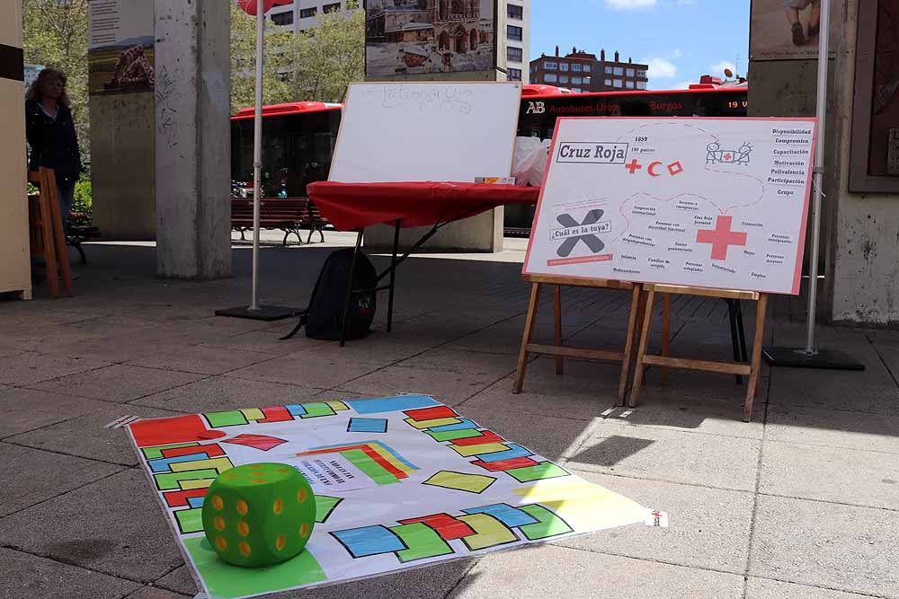 Cruz Roja Burgos ha organizado una jornada de convivencia en la Plaza de España para dar a conocer su trabajo con motivo del Día de la Cruz Roja y la Media Luna Roja