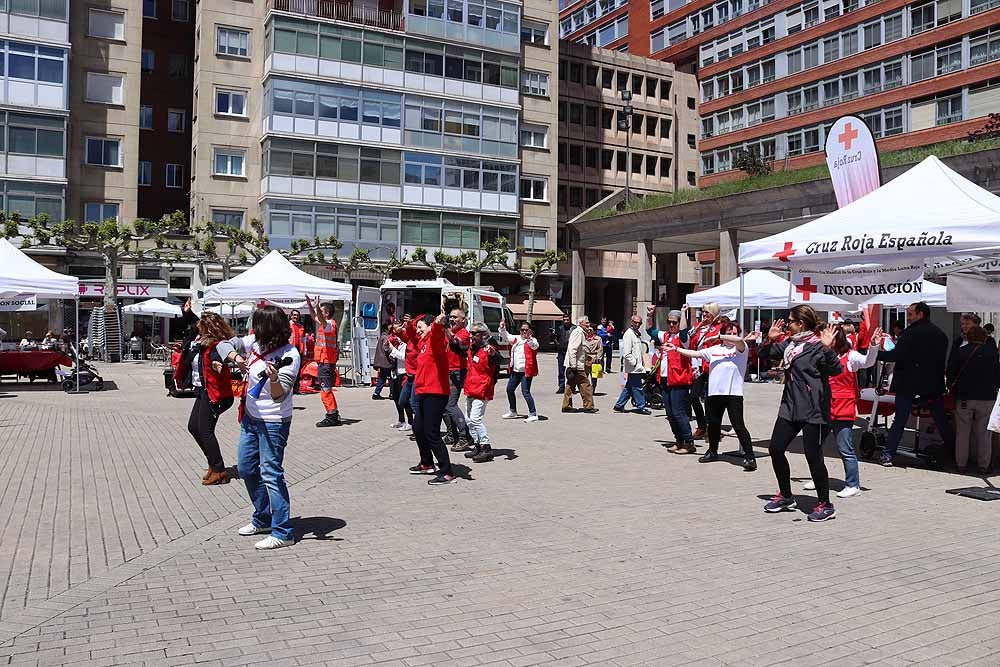 Cruz Roja Burgos ha organizado una jornada de convivencia en la Plaza de España para dar a conocer su trabajo con motivo del Día de la Cruz Roja y la Media Luna Roja