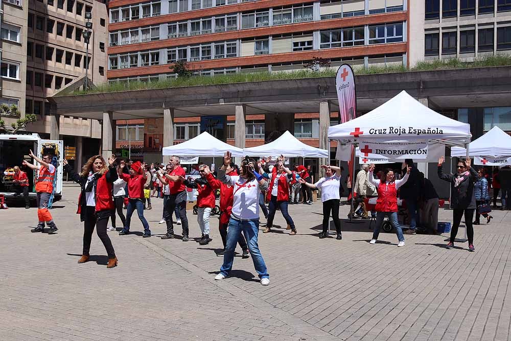 Cruz Roja Burgos ha organizado una jornada de convivencia en la Plaza de España para dar a conocer su trabajo con motivo del Día de la Cruz Roja y la Media Luna Roja