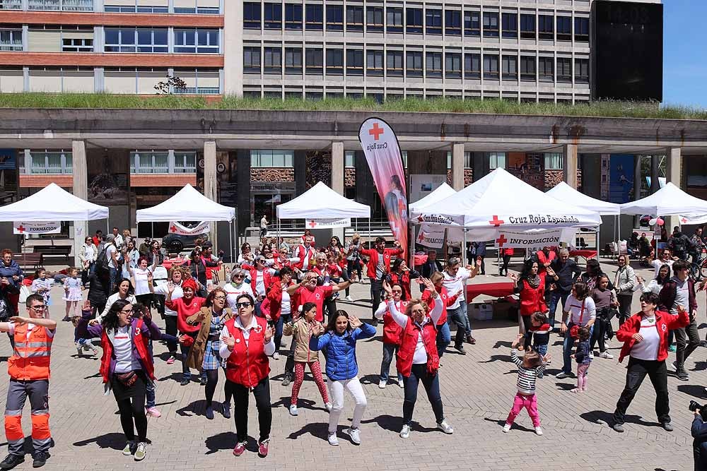 Cruz Roja Burgos ha organizado una jornada de convivencia en la Plaza de España para dar a conocer su trabajo con motivo del Día de la Cruz Roja y la Media Luna Roja