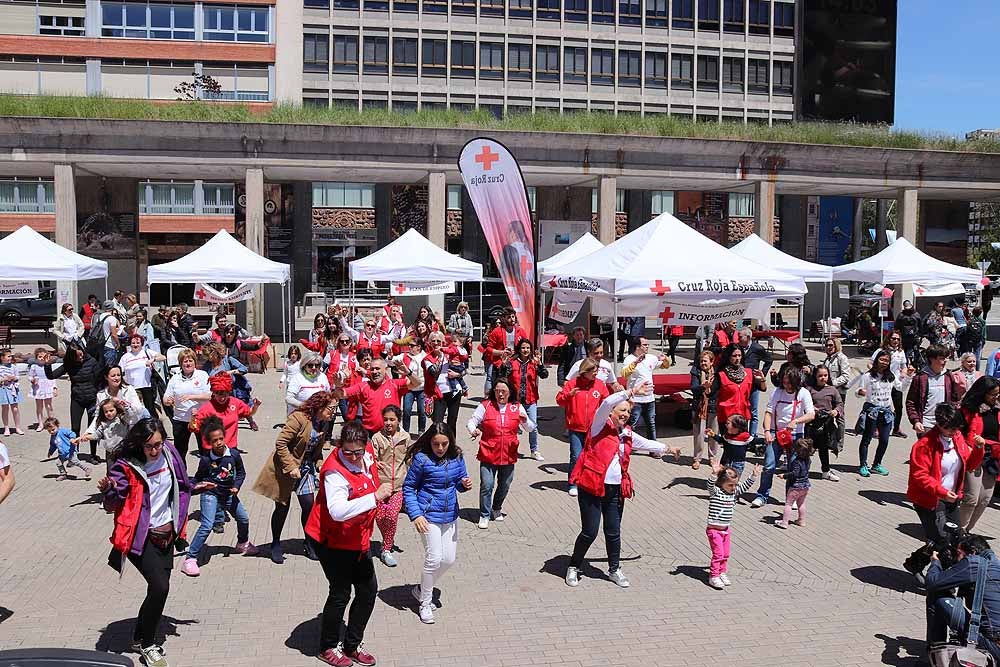 Cruz Roja Burgos ha organizado una jornada de convivencia en la Plaza de España para dar a conocer su trabajo con motivo del Día de la Cruz Roja y la Media Luna Roja