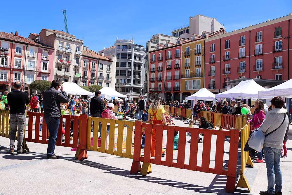 La Plaza Mayor de Burgos se ha llenado de familias en una jornada festiva, con juegos infantiles, actuaciones musicales, teatro y la presencia de asociaciones del ámbito familiar burgalés