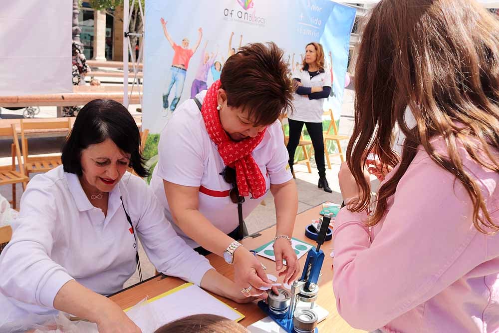 La Plaza Mayor de Burgos se ha llenado de familias en una jornada festiva, con juegos infantiles, actuaciones musicales, teatro y la presencia de asociaciones del ámbito familiar burgalés