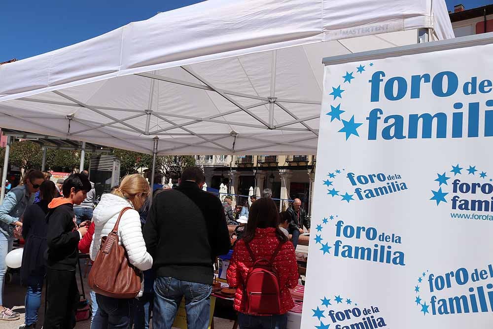 La Plaza Mayor de Burgos se ha llenado de familias en una jornada festiva, con juegos infantiles, actuaciones musicales, teatro y la presencia de asociaciones del ámbito familiar burgalés