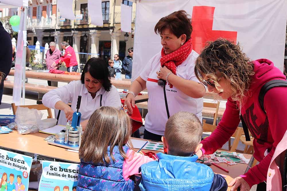 La Plaza Mayor de Burgos se ha llenado de familias en una jornada festiva, con juegos infantiles, actuaciones musicales, teatro y la presencia de asociaciones del ámbito familiar burgalés