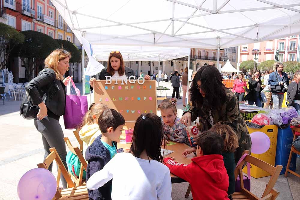 La Plaza Mayor de Burgos se ha llenado de familias en una jornada festiva, con juegos infantiles, actuaciones musicales, teatro y la presencia de asociaciones del ámbito familiar burgalés