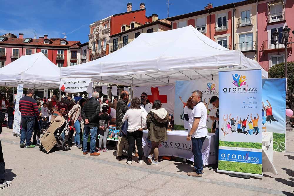 La Plaza Mayor de Burgos se ha llenado de familias en una jornada festiva, con juegos infantiles, actuaciones musicales, teatro y la presencia de asociaciones del ámbito familiar burgalés