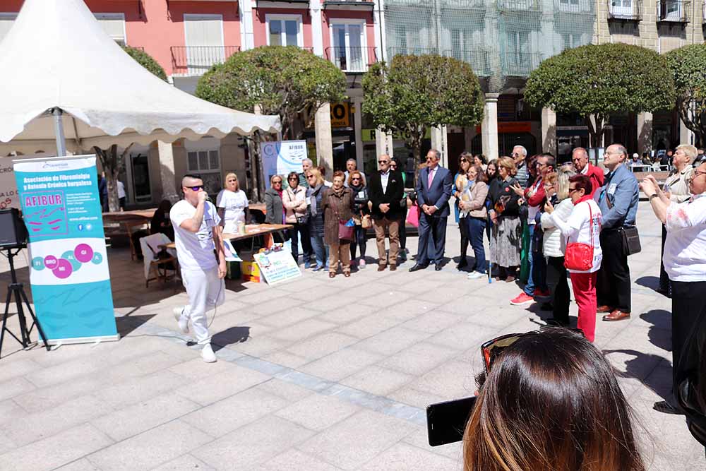 La asociación burgalesa AFIBUR ha organizado un acto en la Plaza Mayor, con lectura de manifiesto, con motivo del Día Internacional de la Fibromialgia y la Fatiga Crónica