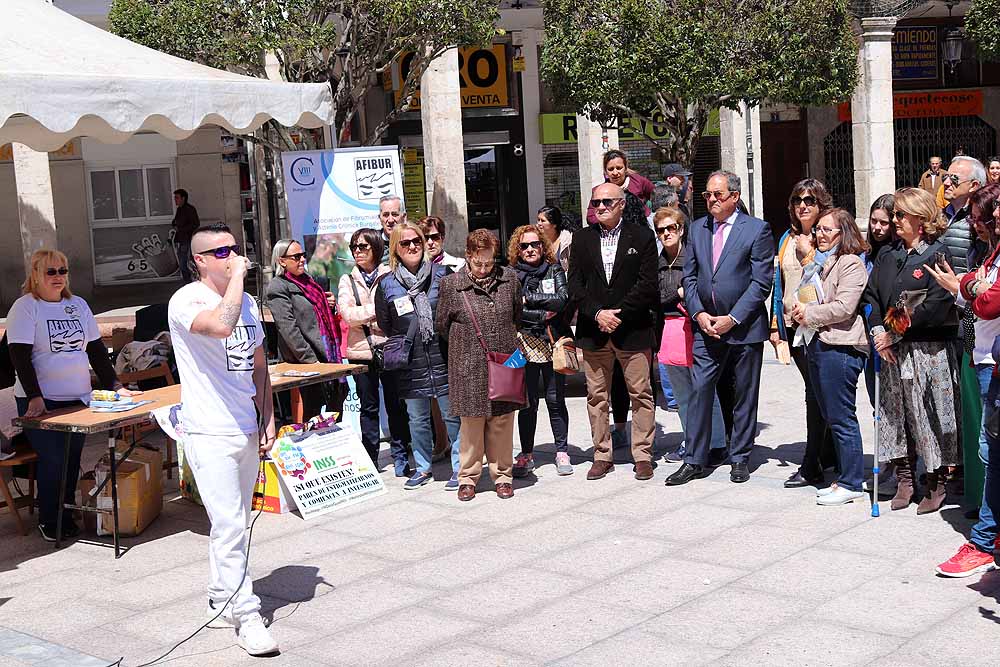 La asociación burgalesa AFIBUR ha organizado un acto en la Plaza Mayor, con lectura de manifiesto, con motivo del Día Internacional de la Fibromialgia y la Fatiga Crónica