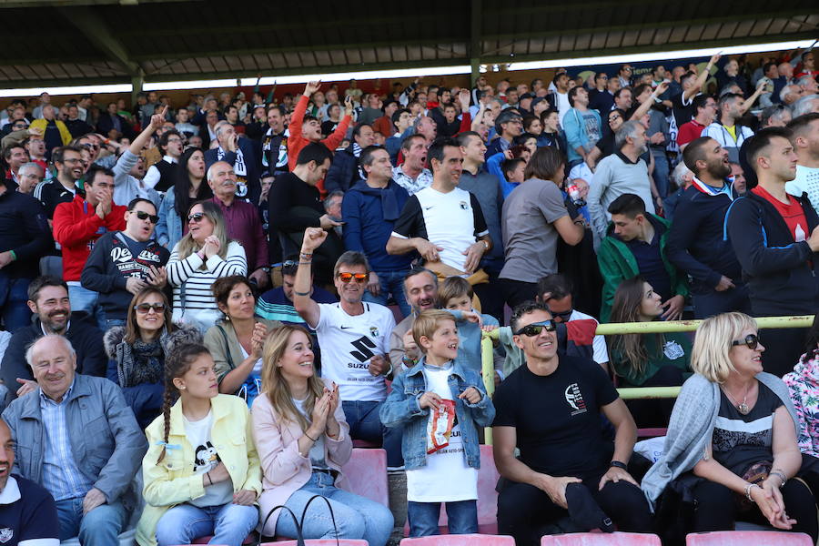 Fotos: La afición no ha parado de animar al Burgos CF en el partido de la salvación ante el Celta B