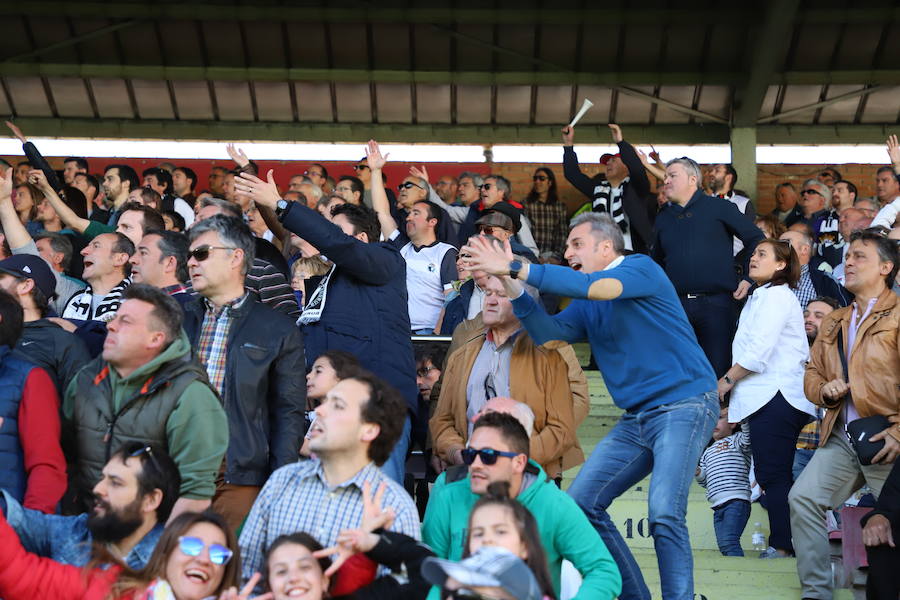 Fotos: La afición no ha parado de animar al Burgos CF en el partido de la salvación ante el Celta B