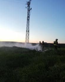 Imagen secundaria 2 - Los bomberos sofocan un conato de incendio en Villagonzalo Pedernales