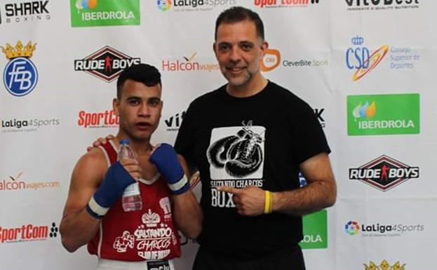 Óscar Caballero junto con uno de los competidores del club de boxeo de Saltando Charcos