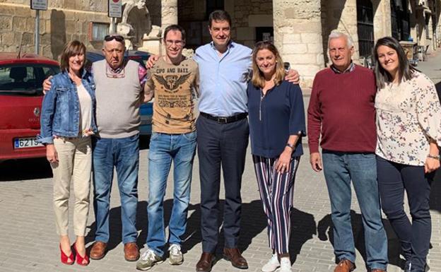 Ibáñez, en el centro, con candidatos populares en Treviño. 