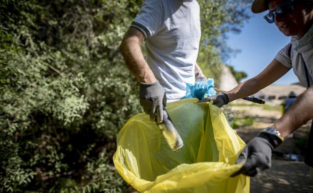 Voluntarios recogen 'basuraleza' en una edición anterior.