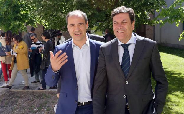 Diego Juez, presidente autonómico de Acalerte, con el consejero en funciones de Familia, Carlos Fernández Carriedo. :: Rubén Cacho-ICAL