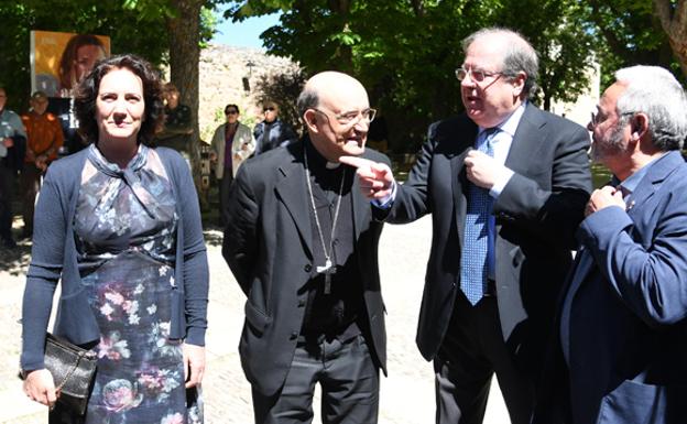 El arzobispo de Burgos, Fidel Herráez, a la izquierda de Juan Vicente Herrera. 