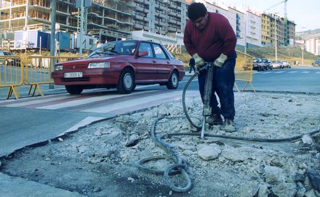 Trabajador emplea el martillo neumático en el arreglo de una carretera. 