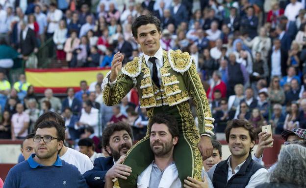 Pablo Aguado sale a hombros, el pasado domingo, en Valladolid. 