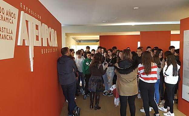 Alumnos del IES de Belorado visitan la exposición 'Atempora'. 