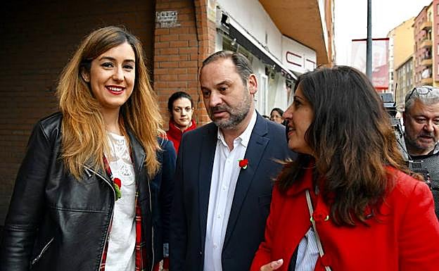 El ministro de Fomento en funciones, José Luis Ábalos, ofrece un mitin en Miranda de Ebro junto a la diputada electa Esther Peña (derecha) y la candidata socialista a la Alcaldía, Aitana Hernando (izquierda)