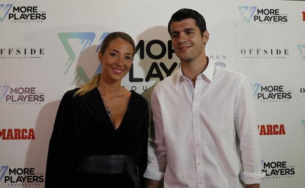 Álvaro Morata y su mujer, Alice Campello, en el acto de presentación de 'More than players'. 