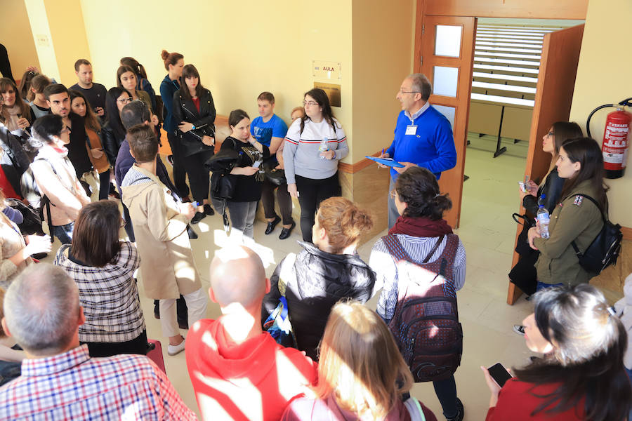 Opositiores de enfermería, antes de entrar al examen en la Facultad de Derecho de Salamanca. 