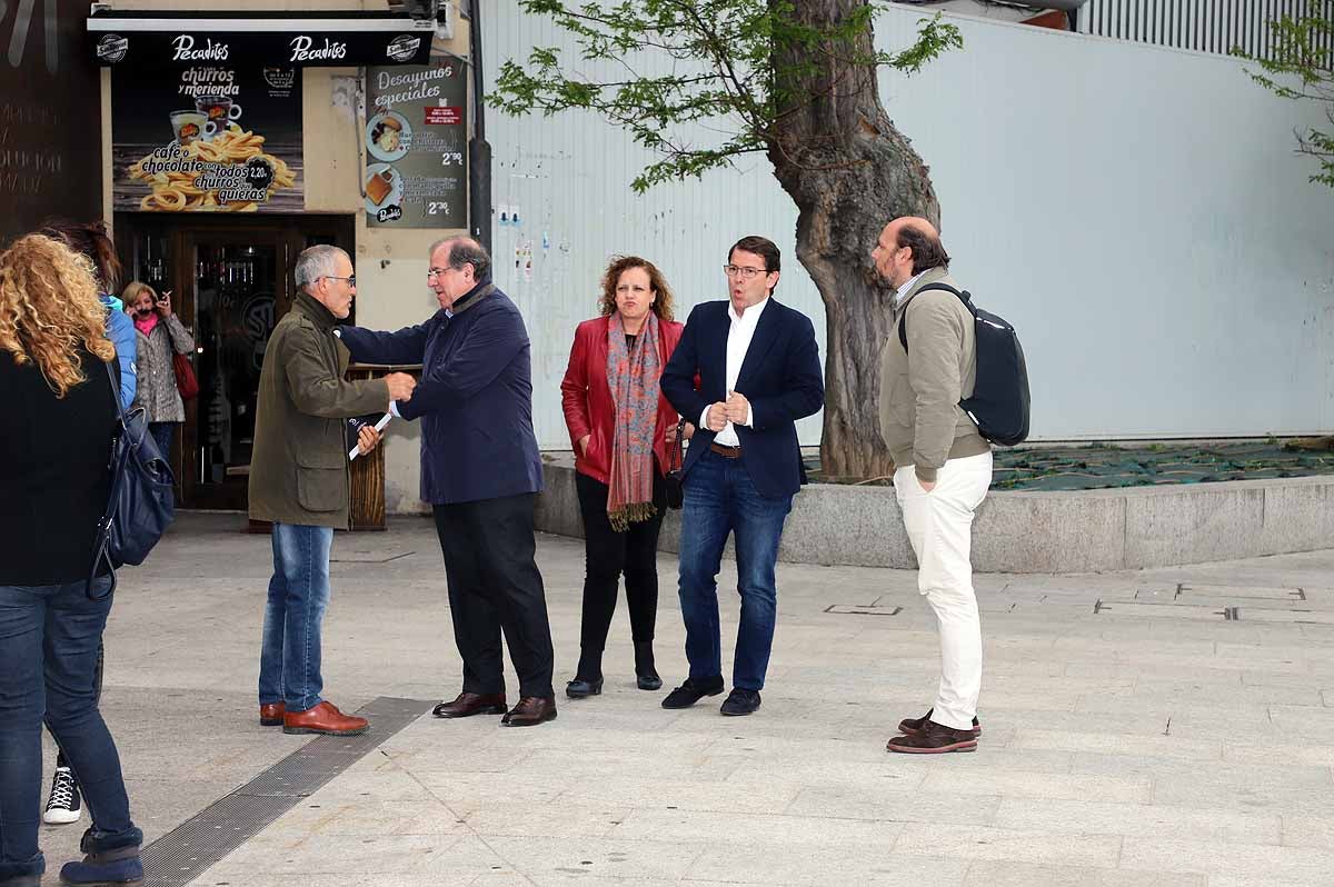 El candidato 'popular', Alfonso Fernández Mañueco, recoge el testigo del presidente de la Junta, aunque advierte que tiene que seguir su «camino»