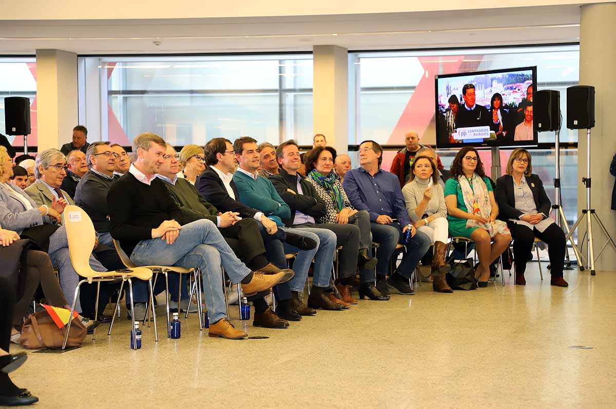 El candidato 'popular', Alfonso Fernández Mañueco, recoge el testigo del presidente de la Junta, aunque advierte que tiene que seguir su «camino»