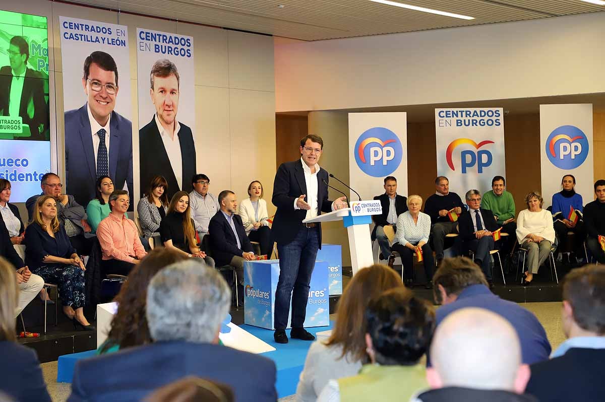 El candidato 'popular', Alfonso Fernández Mañueco, recoge el testigo del presidente de la Junta, aunque advierte que tiene que seguir su «camino»