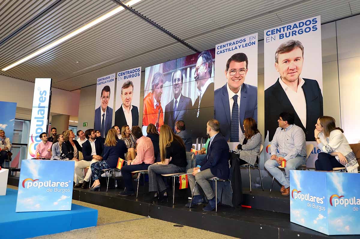 El candidato 'popular', Alfonso Fernández Mañueco, recoge el testigo del presidente de la Junta, aunque advierte que tiene que seguir su «camino»