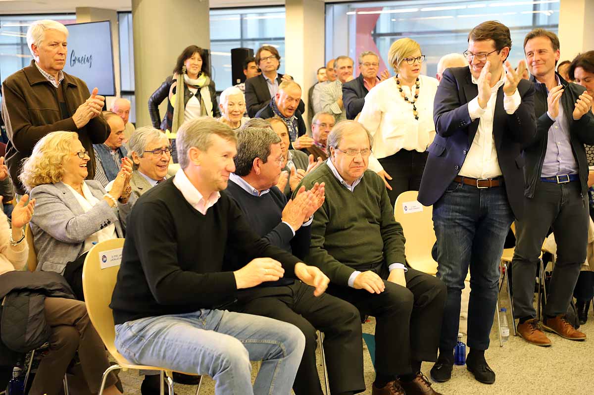 El candidato 'popular', Alfonso Fernández Mañueco, recoge el testigo del presidente de la Junta, aunque advierte que tiene que seguir su «camino»