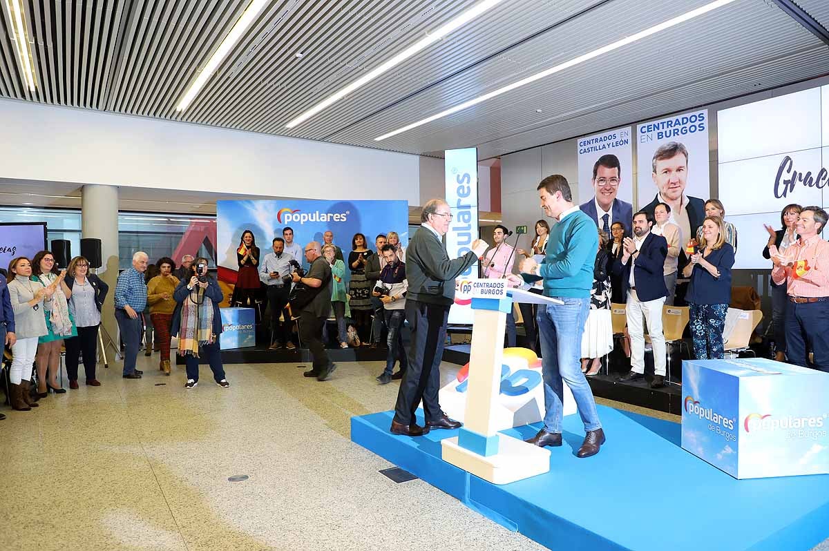 El candidato 'popular', Alfonso Fernández Mañueco, recoge el testigo del presidente de la Junta, aunque advierte que tiene que seguir su «camino»