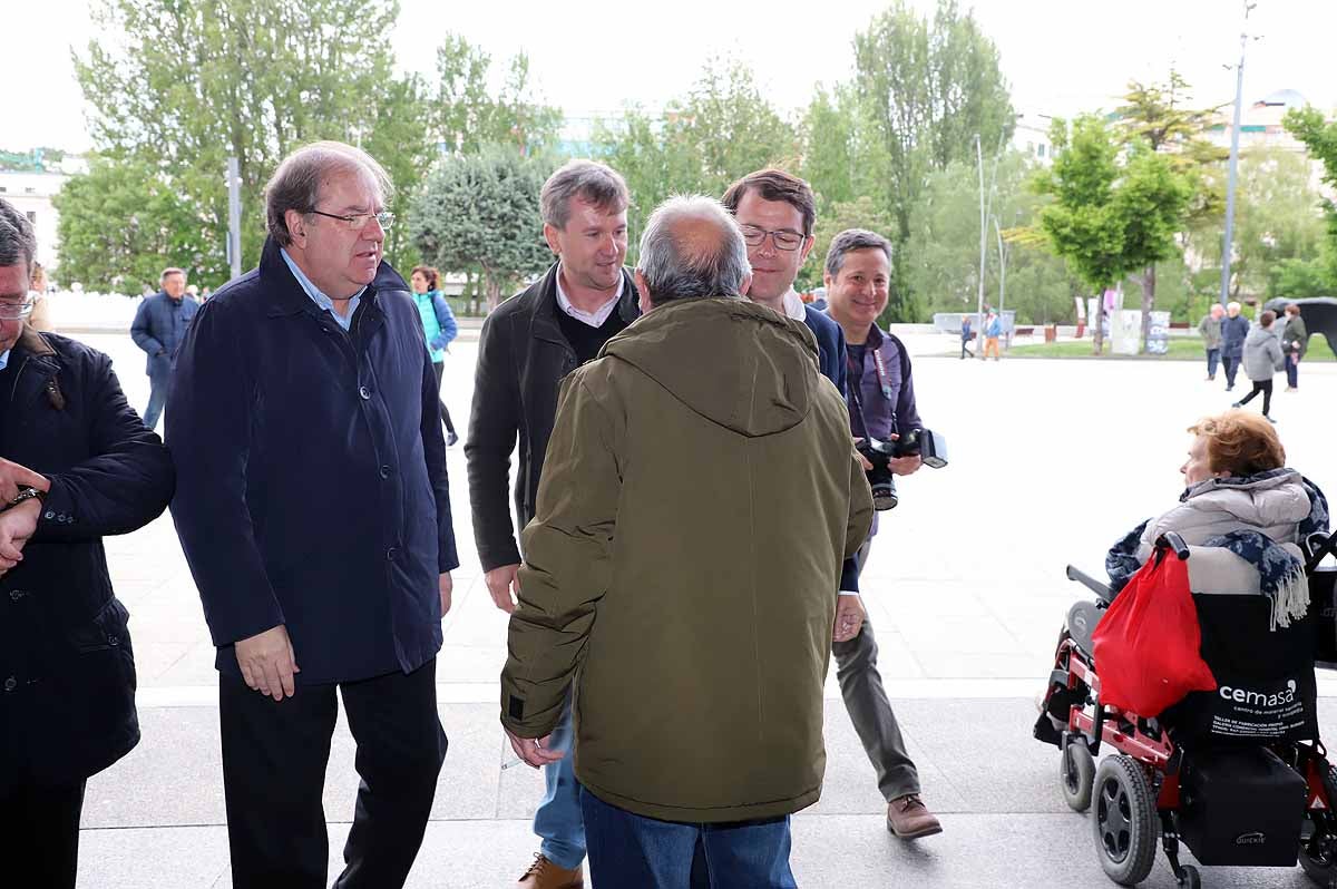 El candidato 'popular', Alfonso Fernández Mañueco, recoge el testigo del presidente de la Junta, aunque advierte que tiene que seguir su «camino»