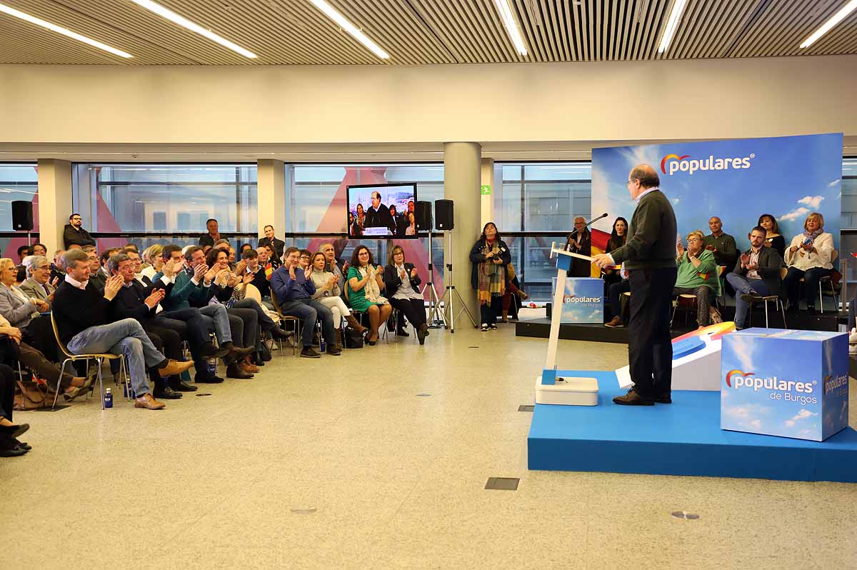 El candidato 'popular', Alfonso Fernández Mañueco, recoge el testigo del presidente de la Junta, aunque advierte que tiene que seguir su «camino»