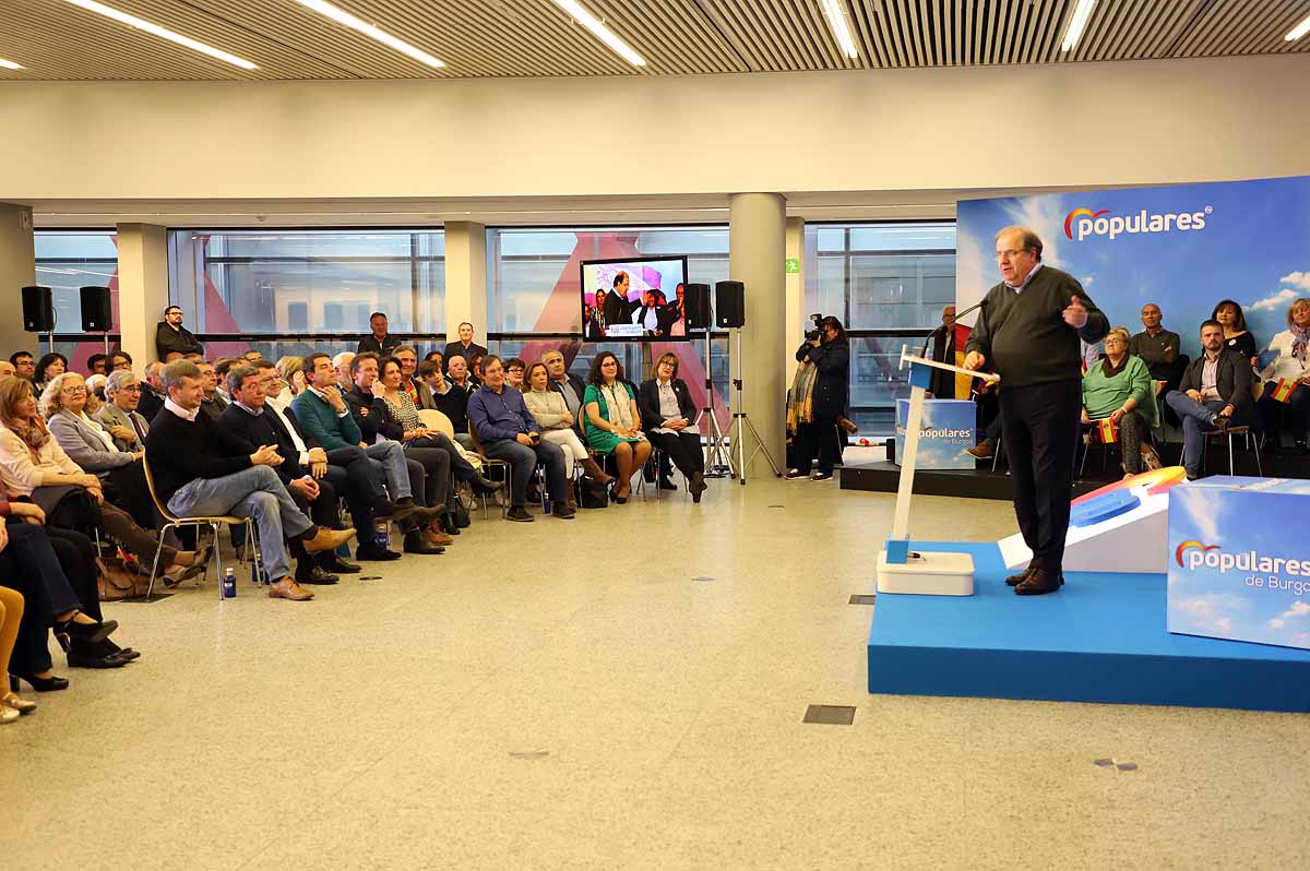 El candidato 'popular', Alfonso Fernández Mañueco, recoge el testigo del presidente de la Junta, aunque advierte que tiene que seguir su «camino»