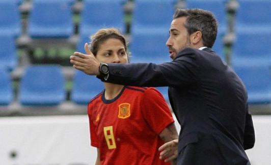 Jorge Vilda da instrucciones a Virginia Torrecilla. 